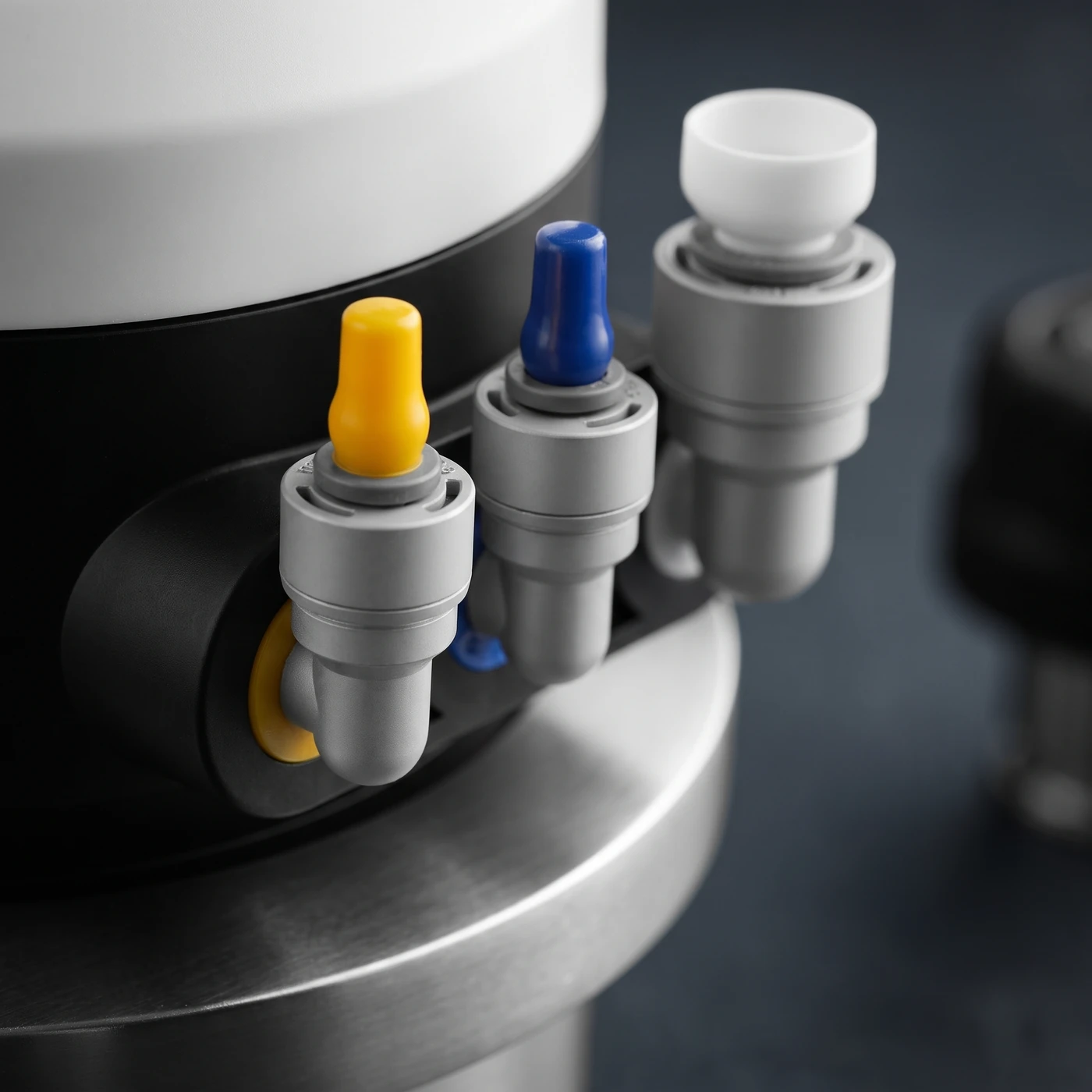 Colour-coded valve ports on the head